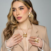 Collar Corbatín Flor Perla Conexión Dorado