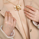 Collar Corbatín Flor Orquidea Dorado