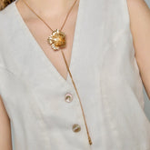 Collar Corbatín Flor Perla 5 Petalos Dorado