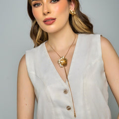 Collar Corbatín Flor Perla 5 Petalos Dorado