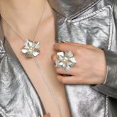 Anillo Maxi Flor Perla Conexión Plateado