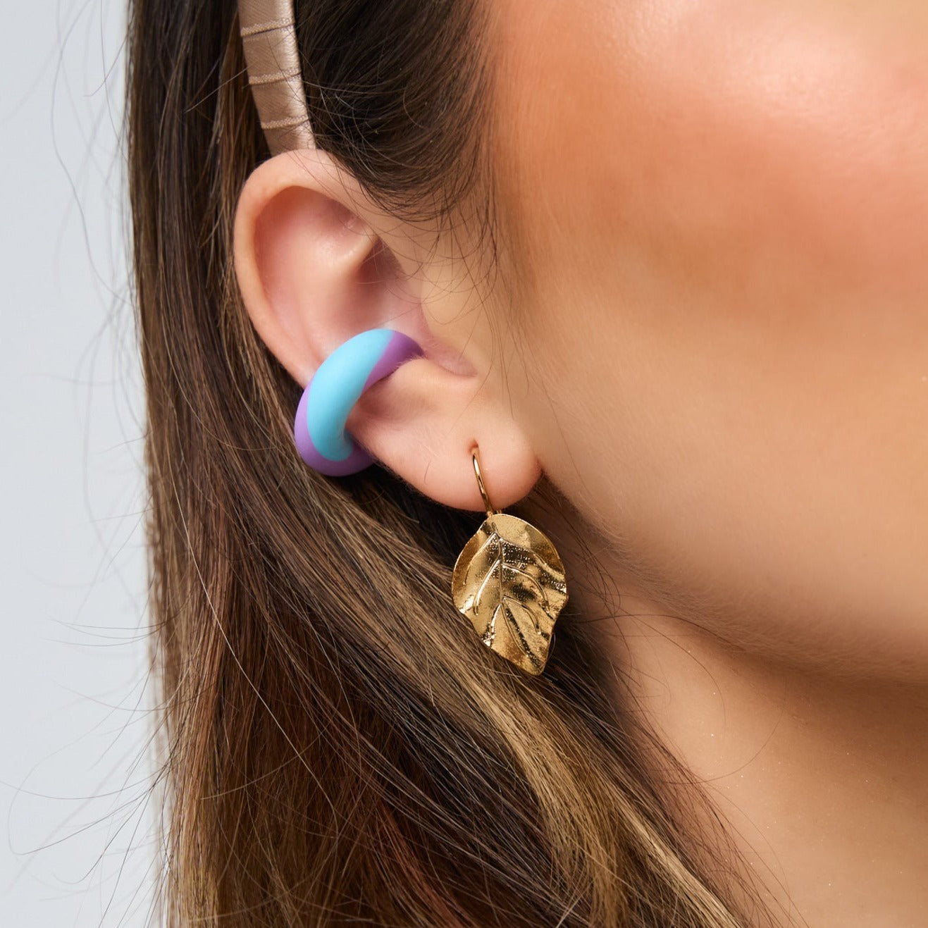 Aretes Gancho Hojas Mini Dorado - Bambú Rosa Joyas y Accesorios