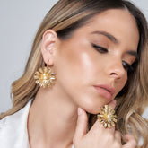 Aretes Gancho Flor Margarita Perla Dorado - Bambú Rosa Joyas y Accesorios