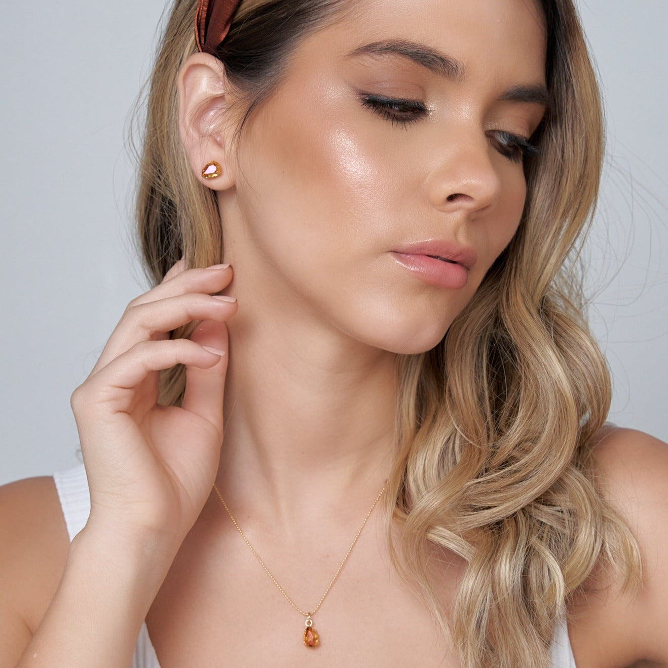 Set Collar Y Aretes Cristal Gota Dorado - Bambú Rosa Joyas y Accesorios