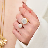 Anillo Doble Circulos Marmolizado Dorado - Bambú Rosa Joyas y Accesorios