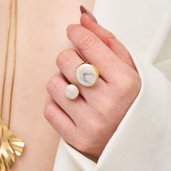 Anillo Doble Circulos Marmolizado Dorado - Bambú Rosa Joyas y Accesorios