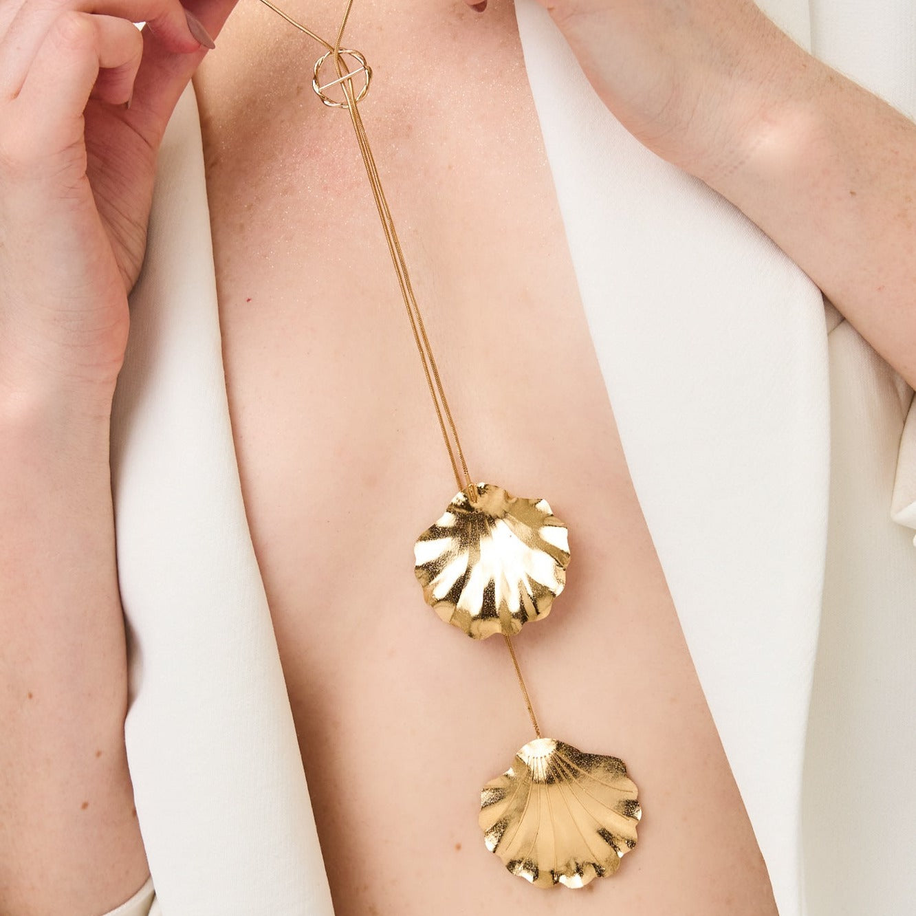 Collar Corbatín Doble Concha Dorado - Bambú Rosa Joyas y Accesorios