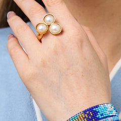 Anillo Trenza Triple Perla Dorado - Bambú Rosa Joyas y Accesorios