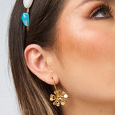 Aretes Ganchos Flor 5 Petalos Mini Dorado - Bambú Rosa Joyas y Accesorios