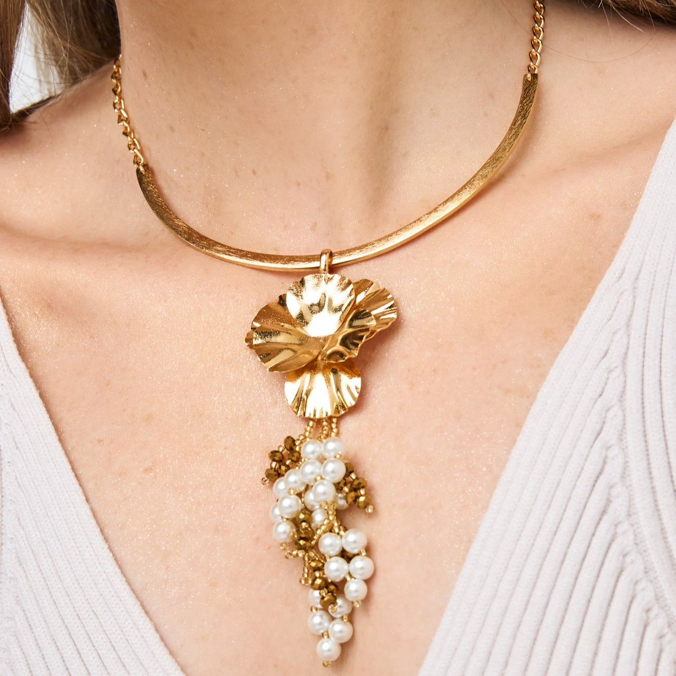 Collar Aro Tejido Flor Primavera Dorado - Bambú Rosa Joyas y Accesorios