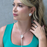 Set Collar Corbatin Y Aretes Hoja Balazo Perla Plateado