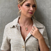 Set Collar Corbatin Y Aretes Hoja Balazo Perla Dorado