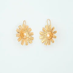 Aretes Gancho Flor Margarita Perla Dorado - Bambú Rosa Joyas y Accesorios