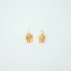 Aretes Gancho Flores Pistilos Dorados - Bambú Rosa Joyas y Accesorios