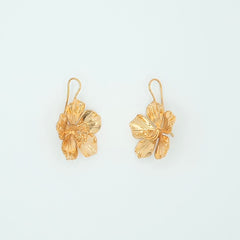 Aretes Gancho Flores Pistilos Dorados - Bambú Rosa Joyas y Accesorios