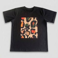 Camiseta manga corta negra estampada animal print colores - Bambú Rosa Joyas y Accesorios