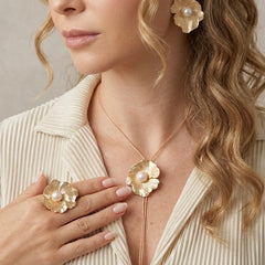 Collar Corbatín flor florecer dorado - Bambú Rosa Joyas y Accesorios