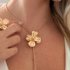 Collar Corbatín media flor Florecer Dorado - Bambú Rosa Joyas y Accesorios