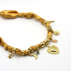 Collar Corbatin Satin Dorado con Dijes y Piedras