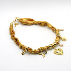 Collar Corbatin Satin Dorado con Dijes y Piedras