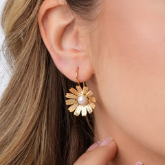 Aretes Ganchos Perla Margaritas Dorados - Bambú Rosa Joyas y Accesorios