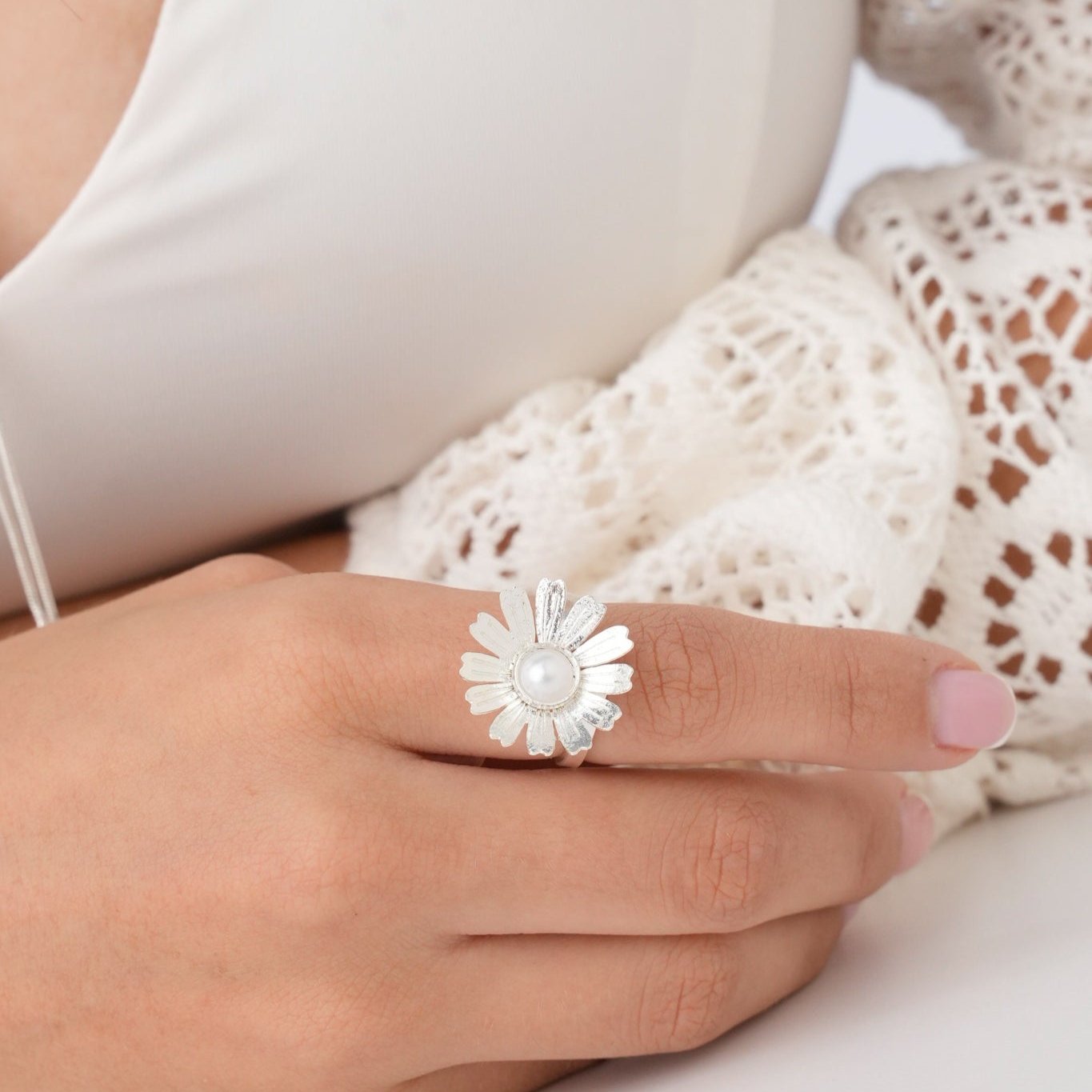 Anillo Margarita Perla Plateado - Bambú Rosa Joyas y Accesorios
