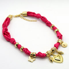 Collar Corbatin Satin Fucsia con Dijes y Piedras