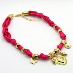 Collar Corbatin Satin Fucsia con Dijes y Piedras - Bambú Rosa Joyas y Accesorios