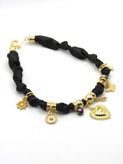 Collar Corbatin Satin Negra con Dijes y Piedras