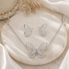 Set Plateado Aretes y Collar Mariposas Ligera - Bambú Rosa Joyas y Accesorios