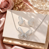 Set Plateado Aretes y Collar Mariposas Ligera - Bambú Rosa Joyas y Accesorios