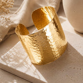 Brazalete Ancho Martillado Florecer Dorado - Bambú Rosa Joyas y Accesorios