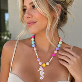 Maxi Collar Dije Caballo de Mar con Piedras Multicolor Dorado Mar y Arena