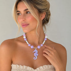 Maxi Collar Dije Caballo de Mar con Piedras Lila Dorado Aura