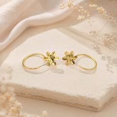 Aretes Candongas Redondas Flor Doradas - Bambú Rosa Joyas y Accesorios