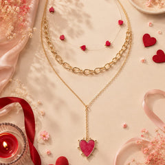 Collar Triple Corazón Rojo Invisible y Cadena Dorado Amaré