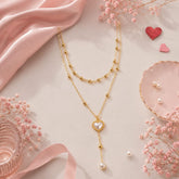 Collar Doble Corbatin En Perlas Dije Corazón Dorado Amaré