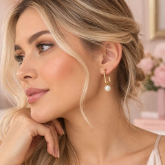 Aretes Candongas Cuadradas Perla Doradas Musa - Bambú Rosa Joyas y Accesorios