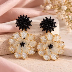 Aretes Maxi Flor Nácar Tejido Cristal Negro Amore