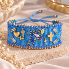 Pulsera Ancha Tejida Azul Con Dijes surtidos en Macrame Amore