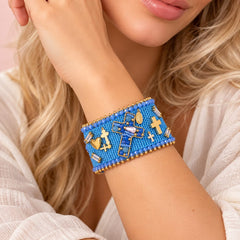 Pulsera Ancha Tejida Azul Con Dijes surtidos en Macrame Amore