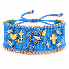 Pulsera Ancha Tejida Azul Con Dijes surtidos en Macrame Amore