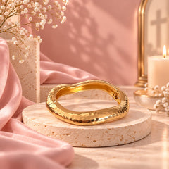 Brazalete Ancho Martillado Irregular Dorado Creer