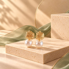 Arete Topo Cuadrado Dorado Textura Con Perla Esplendor