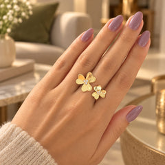 Anillo Dorado Doble Flor con Brillante Esplendor