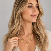 Collar Cadena con Triple Flor Dorado Florecer - Bambú Rosa Joyas y Accesorios