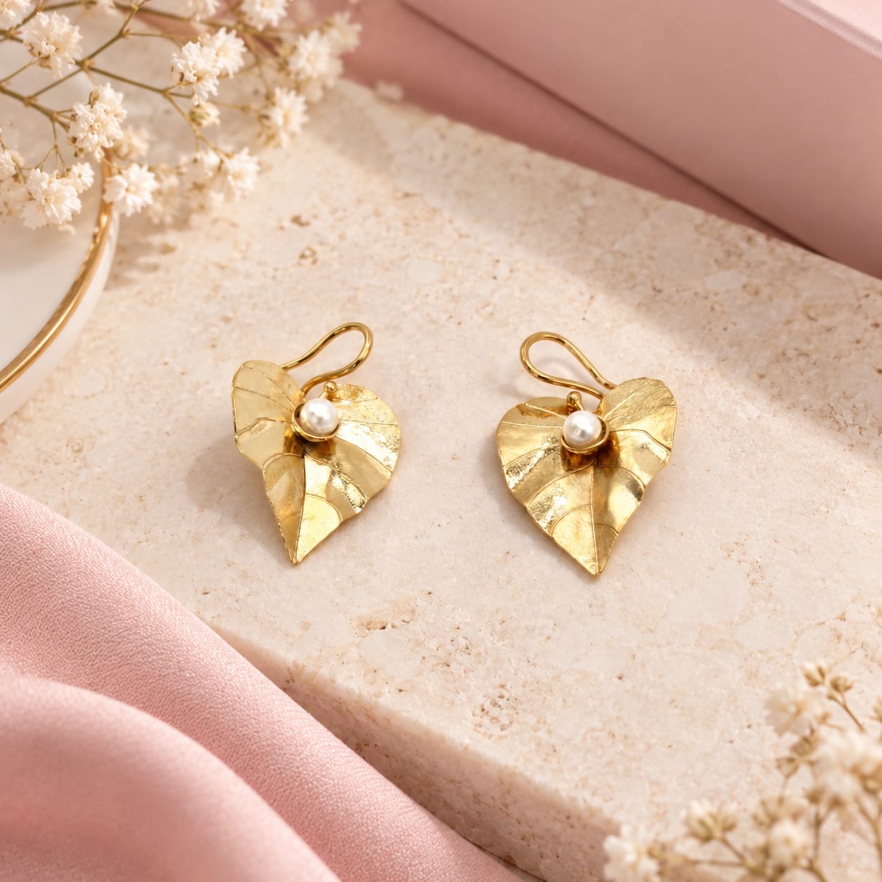 Aretes Gancho Flor Perla Anturio Dorado - Bambú Rosa Joyas y Accesorios