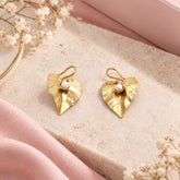 Aretes Gancho Flor Perla Anturio Dorado - Bambú Rosa Joyas y Accesorios