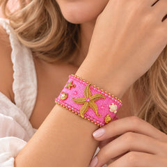 Pulsera Ancha Tejida Rosada Con dijes surtidos en Macrame Amore Dorado