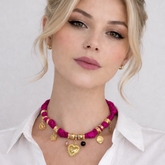 Collar Corbatin Satin Fucsia con Dijes y Piedras - Bambú Rosa Joyas y Accesorios